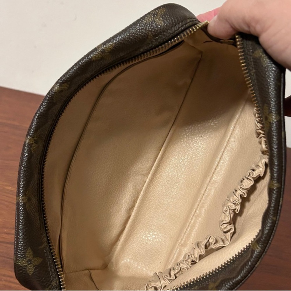 Louis Vuitton Trousseau Toiletry
Pouch Monogram 23 Brown Clutch with COA - Picture 9 of 12